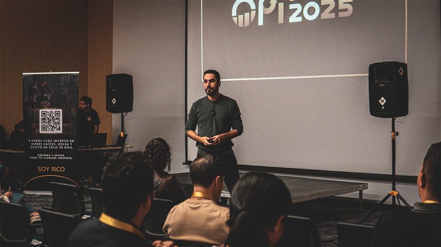 Conferencista y público durante una charla en el OPI anterior